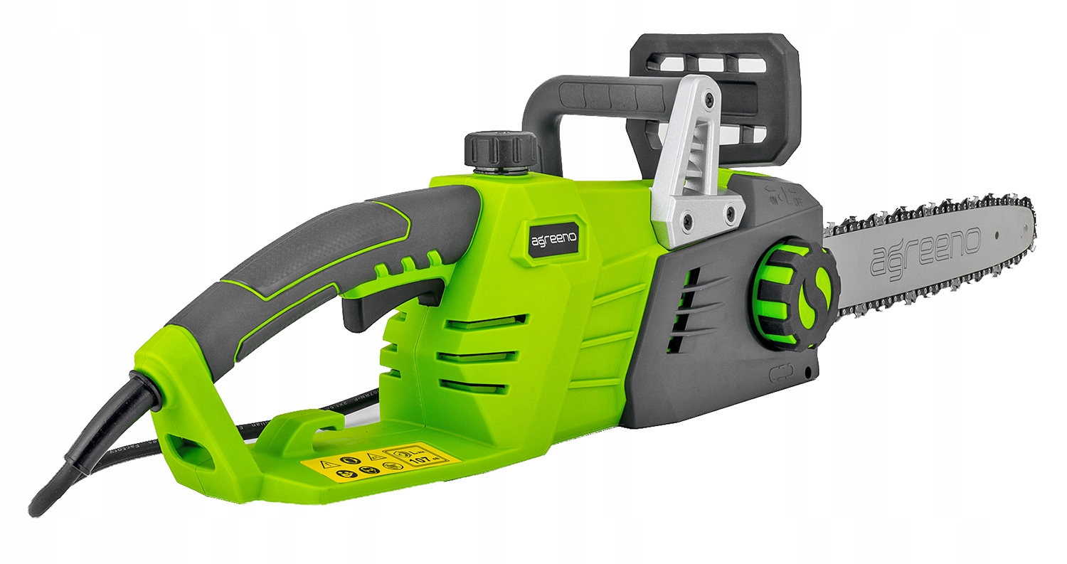 Pilarka łańcuchowa marki Agreeno utrzymana w zielono-szarej kolorystyce z elementami czarnymi, takimi jak uchwyt, obudowa silnika i przewód zasilający, na białym tle - ujęcie nr 6